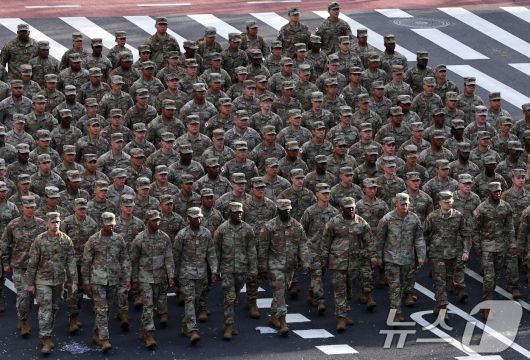 지난해 10월 1일 건군 제76주년 국군의 날을 맞아 서울 세종대로 일대에서 열린 시가행진에서 주한미군 장병들이 행진하고 있다. /뉴스1 ⓒ News1 구윤성 기자