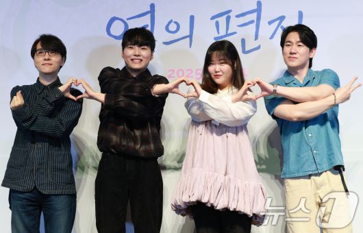 성우 남도형(왼쪽부터)과 김민주, 이수현, 민승우가 15일 서울 송파구 롯데월드시네마에서 열린 애니메이션 영화 '연의 편지'(감독 김용환) 시사회 및 기자간담회에 참석해 포즈를 취하고 있다. '연의 편지'는 책상 서랍에서 우연히 의문의 편지를 발견하게 된 전학생 ‘소리’가 편지 속 힌트로 이어지는 다음 편지들을 찾아가며 벌어지는 이야기를 담았다. 2025.9.15/뉴스1 ⓒ News1 권현진 기자