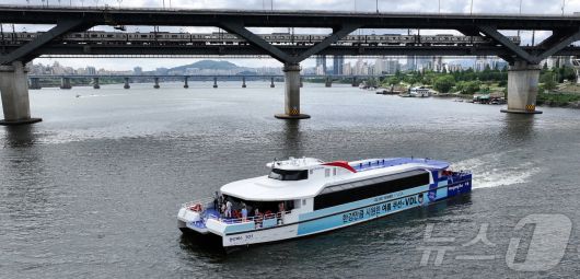 한강버스 시민체험단과 취재진을 태운 한강버스가 서울 광진구 뚝섬 선착장을 떠나 송파구 잠실 선착장으로 이동하고 있다. (공동취재) 2025.7.1/뉴스1 ⓒ News1 박지혜 기자