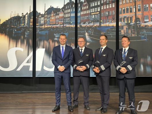 폴 베르하겐 스칸디나비아항공(SAS) 최고상업책임자(CCO)와 SAS 소속 조종사들이 사진 촬영을 하고 있다. 2025.9.15/뉴스1 ⓒ News1 윤슬빈 기자