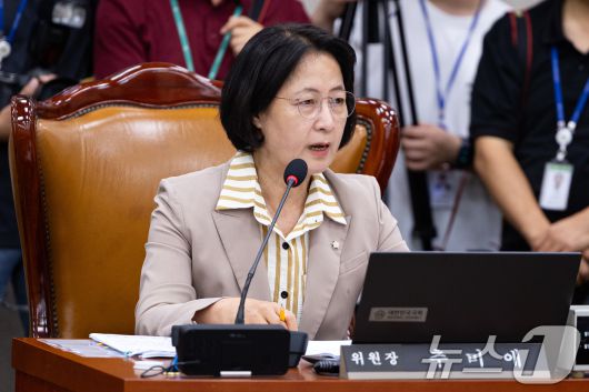 추미애 국회 법제사법위원장이 지난 4일 서울 여의도 국회에서 열린 제429회 국회(정기회) 법제사법위원회 제2차 전체회의에서 나경원 국민의힘 의원의 초선 관련 발언에 대해 사과를 요구하고 있다. 2025.9.4/뉴스1 ⓒ News1 유승관 기자