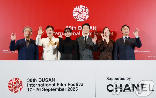 박찬욱 감독(왼쪽부터)과 배우 이병헌, 손예진, 박희순, 염혜란, 이성민이 17일 부산 해운대구 영화의전당 중극장에서 열린 제30회 부산국제영화제(BIFF) 개막작 ‘여쩔수가없다’기자간담회에 참석해 포즈를 취하고 있다. ‘어쩔수가없다'는 '다 이루었다'고 느낄 만큼 삶이 만족스러웠던 회사원 만수(이병헌 분)가 덜컥 해고된 후, 아내와 두 자식을 지키기 위해 어렵게 장만한 집을 지켜내기 위해 재취업을 향한 자신만의 전쟁을 준비하며 벌어지는 이야기를 그렸다. 2025.9.17/뉴스1 ⓒ News1 권현진 기자