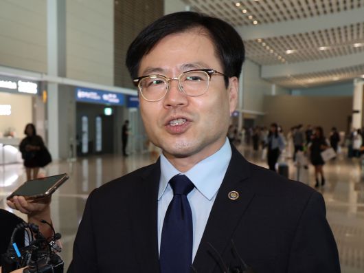 여한구 산업통상자원부 통상교섭본부장이 15일 오전 인천국제공항에서 미국 워싱턴 DC로 출국하며 취재진 질문에 답하고 있다. 미국 출장길에 오른 여 본부장은 제이미슨 그리어 미국 무역대표부(USTR) 대표 등을 만나 한미 관세협상 후속 협의를 진행한다. 2025.9.15/뉴스1 ⓒ News1 황기선 기자