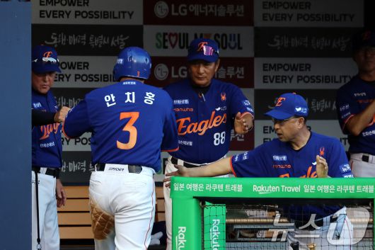10일 오후 서울 송파구 잠실야구장에서 열린 프로야구 '2025 신한 SOL뱅크 KBO 리그' 한화 이글스와 LG 트윈스의 경기 3회초 1사 2,3루상황에서 한화 손아섭 1타점 땅볼로 득점에 성공한 한화 안치홍이 김경문 감독과 하이파이브를 나누고 있다. 2025.8.10/뉴스1 ⓒ News1 황기선 기자