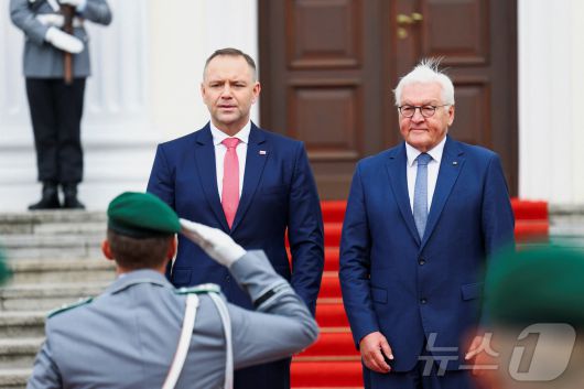 카롤 나브로츠키 폴란드 대통령이 16일(현지시간) 독일 베를린에 방문해 프랑크발터 슈타인마이어 독일 대통령과 회담 전 기념 촬영을 하고 있다. 2025.9.16 ⓒ 로이터=뉴스1 ⓒ News1 강민경 기자