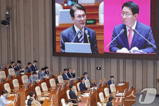 김민석 국무총리가 17일 오후 서울 여의도 국회에서 열린 제429회국회(정기회) 제7차 본회의에서 김상훈 국민의힘 의원의 경제에 관한 질문에 답변하고 있다. 2025.9.17/뉴스1 ⓒ News1 신웅수 기자