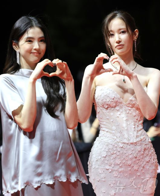 배우 한소희와 전종서(오른쪽)가 17일 오후 부산 해운대구 영화의전당에서 열린 ‘제30회 부산국제영화제’(BIFF) 개막식에 참석해 레드카펫을 밟고 있다. 2025.9.18/뉴스1 ⓒ News1 권현진 기자