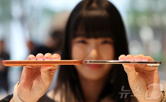 19일 오전 서울 중구 명동 애플스토어에서 한 시민이 이날 출시된 애플의 스마트폰 '아이폰 에어'(오른쪽)와 '아이폰17프로'의 두께를 비교하고 있다. 2025.9.19/뉴스1 ⓒ News1 김진환 기자