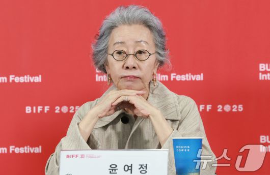 배우 윤여정이 19일 오후 부산광역시 해운대구 영화의전당에서 열린 '제30회 부산국제영화제(BIFF)' '결혼 피로연' 기자간담회에 참석해 생각에 잠겨있다. 2025.9.19/뉴스1 ⓒ News1 권현진 기자