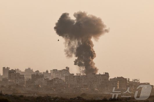 16일(현지시간) 가자지구에서 폭발 뒤 연기가 피어오르고 있다. 이스라엘이 이날 가자지구 최대 도시인 가자시티에 지상군을 투입해 20명 이상이 숨지고 수십 명이 다쳤다. 2025.09.16. ⓒ 로이터=뉴스1 ⓒ News1 윤다정 기자