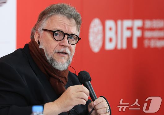 기예르모 델토로 감독이 19일 오전 부산 해운대구 영화의전당 비프힐에서 열린 제30회 부산국제영화제(BIFF) 갈라 프레젠테이션 초청작 '프랑켄슈타인' 기자회견에 참석해 취재진 질문에 답하고 있다. 2025.9.19/뉴스1 ⓒ News1 권현진 기자