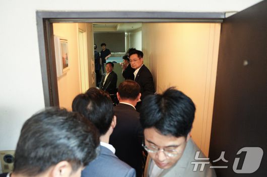 국민의힘 의원들이 18일 오후 서울 여의도의 한 오피스텔에 위치한 국민의힘 당원명부를 관리하는 데이터베이스(DB) 관리업체에서 김건희특검팀의 압수수색에 대응하고 있다. 2025.9.18/뉴스1 ⓒ News1 신웅수 기자