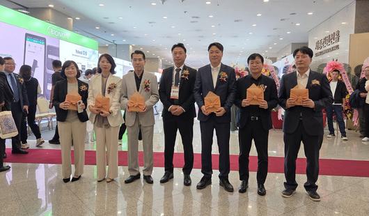 서울시수의사회는 2025 서울수의임상콘퍼런스 주요 후원업체에 국립중앙박물관 기념품을 감사 선물로 증정했다. ⓒ 뉴스1 한송아 기자