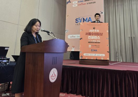 이봉희 서울시수의사회 이사가 니시다 히데타카 일본 아자부대 교수 강연을 통역하고 있다. ⓒ 뉴스1 한송아 기자