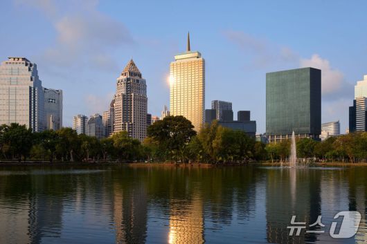 두짓타니방콕은 룸피니 공원과 맞닿아 있어 전 세계 러너들에게 인기 있는 호텔이다.(두짓타니방콕 제공)