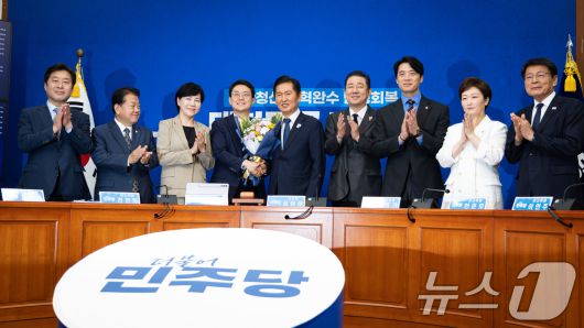 정청래 더불어민주당 대표가 지난 19일 서울 여의도 국회에서 열린 최고위원회의에 앞서 평당원 최고위원으로 선출된 박지원 최고위원을 비롯한 최고위원들과 기념 촬영을 하고 있다. 왼쪽부터 황명선, 김병주, 전현희, 박지원 최고위원, 정 대표, 김병기 원내대표, 한준호, 이언주, 서삼석 최고위원. 2025.9.19/뉴스1 ⓒ News1 유승관 기자