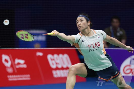 배드민턴 여자 단식 세계 최강 안세영이 21일 중국 선전 아레나에서 열린 2025 세계배드민턴연맹(BWF) 월드투어 슈퍼 750 중국 마스터스 여자 단식 결승에서 33분 만에 한웨를 2-0(21-11 21-3)으로 승리하며 우승을 차지했다. ⓒ AFP=뉴스1