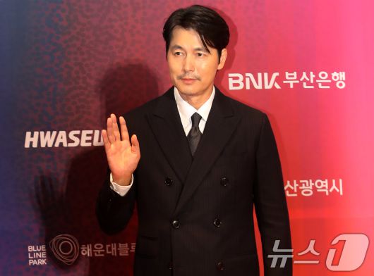 배우 이 18일 오후 부산 해운대구 시그니엘 부산에서 열린 '2025 부일영화상' 핸드프린팅 행사에 참석해 포즈를 취하고 있다. 2025.9.18/뉴스1 ⓒ News1 윤일지 기자