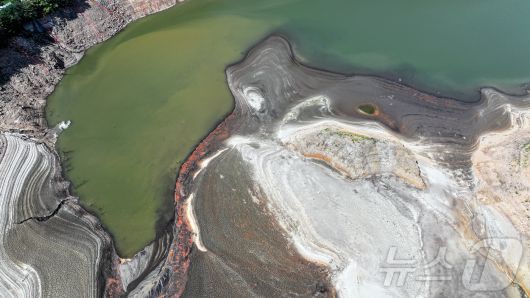 지난 10일 오후 강원 강릉시 오봉저수지가 바짝 말라붙어 바닥을 드러내고 있다.  2025.9.10/뉴스1 ⓒ News1 김진환 기자