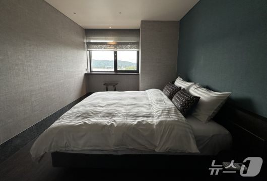 프리미어 스위트 객실. 보문호수를 감상하며 고요한 독서와 티타임을 즐길 수 있는 사색의 창이 있다. 2025.9.18/뉴스1 ⓒ News1 윤슬빈 기자