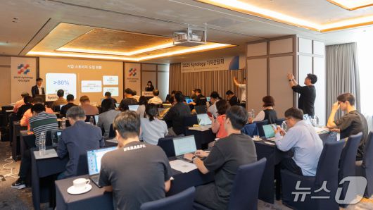 이근녕 시놀로지 어카운트 매니저가 23일 서울 조선팰리스 강남에서 기자간담회를 열고 발언하고 있다.(시놀로지 제공)