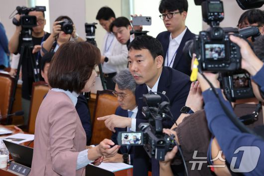 지난 22일 서울 여의도 국회 법제사법위원회에서 열린 검찰개혁 입법청문회에서 김용민 더불어민주당 간사와 나경원 의원이 대화하고 있다. 2025.9.22/뉴스1 ⓒ News1 신웅수 기자