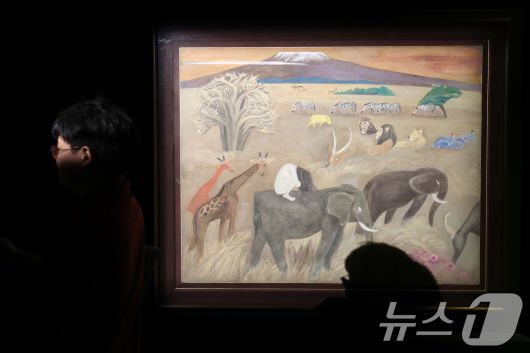 23일 서울 종로구 석파정 서울미술관에서 열린 천경자 작고 10주기 특별기획전 '내슬픈 전설의 101페이지' 기자간담회 참석자들이 전시 작품을 관람하고 있다. 2006년 천 작가의 생애 마지막 전시인 '내 생애 아름다운 82페이지' 이후 진행되는 가장 큰 규모의 전시로 천경자 화업 중 가장 주요한 장르인 채색화 80여점을 집대성해 보여주며 오는 24일 부터 내년 1월 25일 까지 진행한다. 2025.9.23/뉴스1 ⓒ News1 이광호 기자