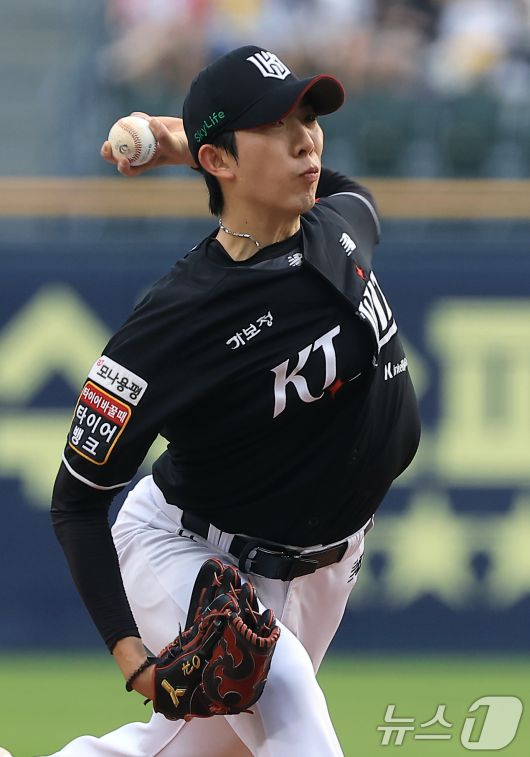 KT 선발 오원석이 29일 오후 서울 송파구 잠실야구장에서 열린 프로야구 '2025 신한 SOL뱅크 KBO 리그' KT 위즈와 LG 트윈스의 경기에서 역투하고 있다. 2025.7.29/뉴스1 ⓒ News1 박정호 기자