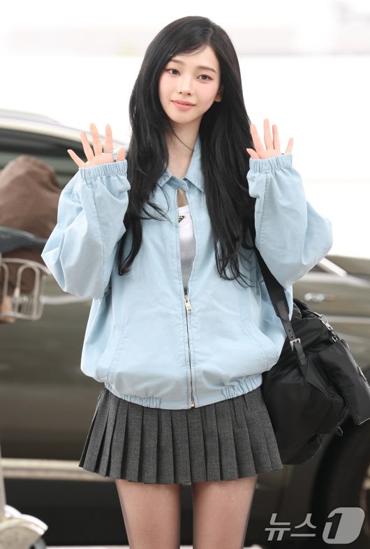 에스파 카리나가 해외 일정을 위해 24일 오전 인천국제공항을 통해 밀라노로 출국하기 전 환호하는 팬들에게 손을 흔들고 있다. ⓒ News1 권현진 기자