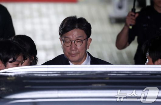 권성동 국민의힘 의원이 16일 오후 서울 서초구 중앙지방법원에서 '통일교 불법 정치자금 수수' 의혹(정치자금법 위반 혐의) 관련 구속 전 피의자 심문(영장실질심사)를 마치고 나오고 있다./뉴스1 ⓒ News1 김명섭 기자