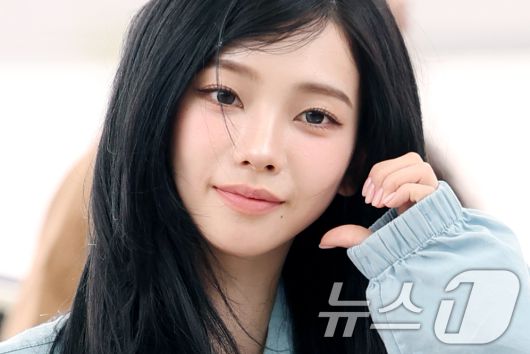 에스파 카리나가 해외 일정을 위해 24일 오전 인천국제공항을 통해 밀라노로 출국하기 전 볼 하트로 인사를 전하고 있다. ⓒ News1 권현진 기자