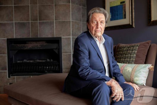 일론 머스크의 아버지인 에롤 머스크가 2022년 5월 26일, 남아프리카공화국 랑게반에 위치한 자택에서 포즈를 취하고 있다.2022.05.26.ⓒ AFP=뉴스1