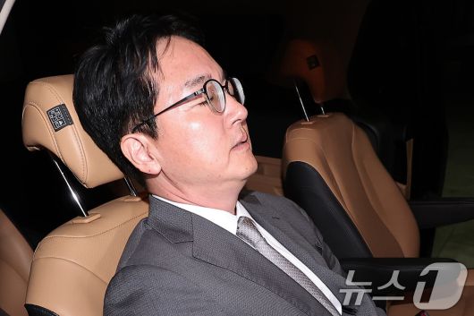 심우정 전 검찰총장이 22일 새벽 서울 서초구 서울고등검찰청에 마련된 내란 특검팀(특별검사 조은석) 사무실에서 피고발인 신분으로 조사를 받은 후 귀가하고 있다. 심 전 총장은 윤석열 전 대통령 구속취소 결정에 즉시 항고를 포기해 직권남용과 직무유기 혐의 등으로 고발된 바 있다./뉴스1 ⓒ News1 김성진 기자