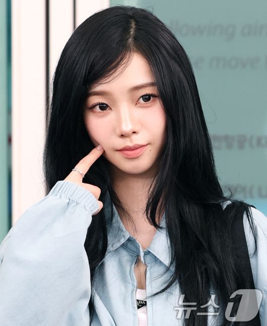 에스파 카리나가 해외 일정을 위해 24일 오전 인천국제공항을 통해 밀라노로 출국하기 전 볼 콕 포즈를 취하고 있다. ⓒ News1 권현진 기자