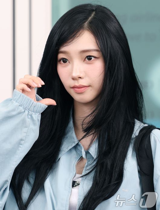 에스파 카리나가 해외 일정을 위해 24일 오전 인천국제공항을 통해 밀라노로 출국하기 전 볼 하트를 하고 있다. ⓒ News1 권현진 기자