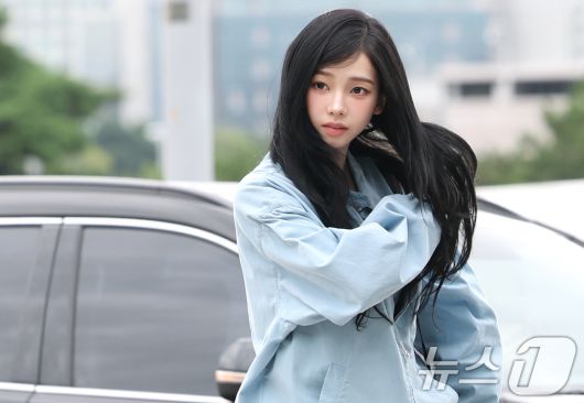 에스파 카리나가 해외 일정을 위해 24일 오전 인천국제공항에 도착해 출국장으로 향하고 있다. ⓒ News1 권현진 기자