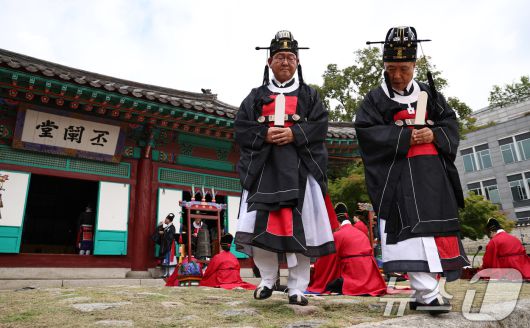 25일 오전 서울 종로구 성균관에서 열린 추기 석전(釋奠)대제에서 제관들이 비천당을 나서고 있다. 2025.9.25/뉴스1 ⓒ News1 구윤성 기자