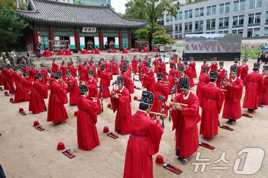 25일 오전 서울 종로구 성균관 비천당에서 열린 추기 석전(釋奠)대제에서 학생들이 팔일무를 추고 있다. 2025.9.25/뉴스1 ⓒ News1 구윤성 기자