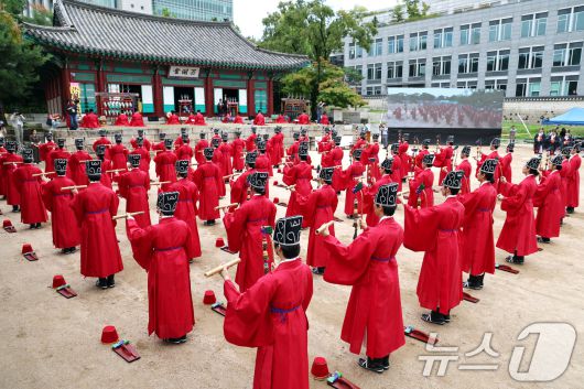 25일 오전 서울 종로구 성균관 비천당에서 열린 성균관 가을 석전(釋奠)대제에서 학생들이 팔일무를 추고 있다. 2025.9.25/뉴스1 ⓒ News1 구윤성 기자