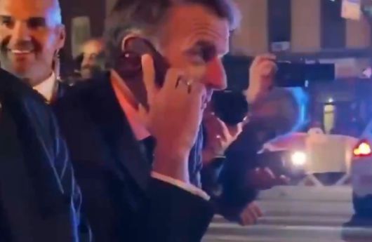 마크롱 대통령의 트럼프 대통려의 차량 행렬 때문에  통행을 저지당하자 트럼프 대통령과 통화하는 모습. <소셜미디어 엑스 @defensesignal>2025.09.22