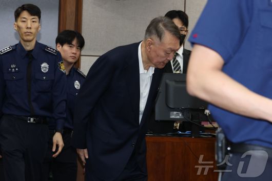 윤석열 전 대통령이 26일 서울 서초동 서울중앙지법에서 열린 특수공무집행방해 혐의 재판에 출석하고 있다. 2025.9.26/뉴스1 ⓒ News1 사진공동취재단