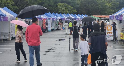 전주드론축구월드컵 마지막 날인 28일 전주월드컵경기장 광장 일대에서 관람객들이 푸드트럭과 체험부스를 돌아다니고 있다. 2025.9.28/뉴스1 신준수 기자