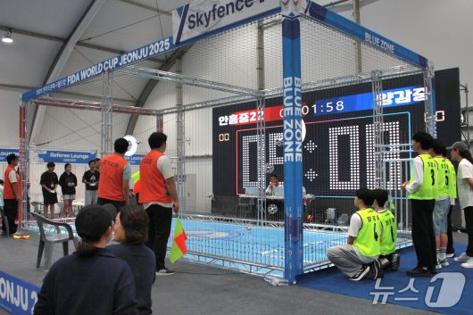 전주드론축구월드컵 마지막 날인 28일 전주월드컵경기장 광장 일대에서 '국토교통부장관기 추중고 드론축구대회'가 한창이다. 2025.9.28/뉴스1 신준수 기자