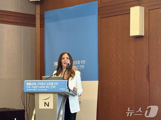 모더나 최고 의학책임자 프란체스카 세디아 박사가 30일 강남 노보텔엠베서더에서 열린 기자간담회에서 설명하고 있다. (김정은 기자)