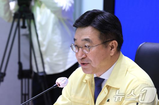 윤호중 행정안전부 장관이 1일 서울 종로구 정부서울청사 중앙재난안전상황실 서울상황센터에서 열린 국가정보자원관리원(국정자원) 행정정보시스템 화재 관련 중앙재난안전대책본부 회의에서 발언을 하고 있다. 2025.10.1/뉴스1 ⓒ News1 임세영 기자