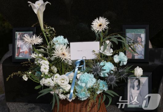 故 최진실 17주기인 2일 경기도 양평군 갑산공원에 마련된 그의 묘역에는 고인의 딸 최준희가 보낸 ‘I LOVE YOU(아이 러브 유)’라는 메시지가 담긴 꽃다발이 놓여있다. 2025.10.2/뉴스1 ⓒ News1 권현진 기자