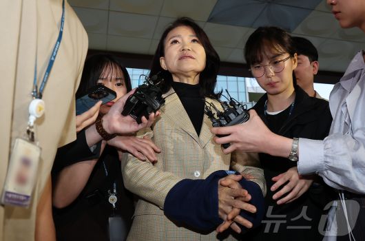 이진숙 전 방송통신위원장이 2일 오후 서울 대치동 자택에서 경찰에게 체포된 뒤 영등포경찰서로 압송되고 있다.  2025.10.2/뉴스1 ⓒ News1 김진환 기자