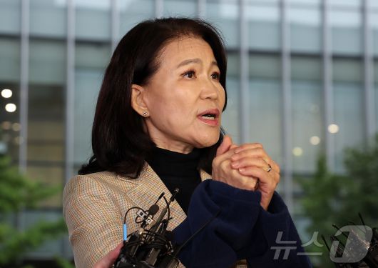 이진숙 전 방송통신위원장이 2일 오후 서울 대치동 자택에서 경찰에게 체포된 뒤 영등포경찰서에서 입장을 밝히고 있다. 2025.10.2/뉴스1 ⓒ News1 김진환 기자