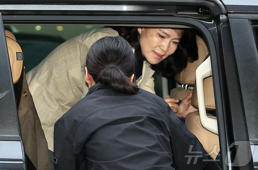 이진숙 전 방송통신위원장이 2일 오후 서울 대치동 자택에서 경찰에게 체포된 뒤 영등포경찰서로 압송되고 있다. 2025.10.2/뉴스1 ⓒ News1 김진환 기자