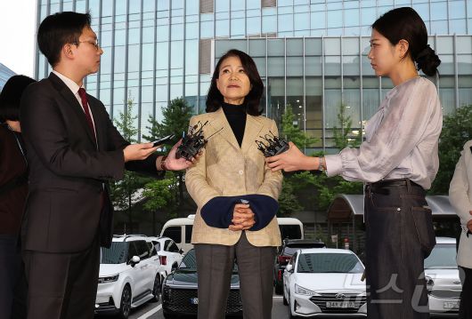 이진숙 전 방송통신위원장이 2일 오후 서울 대치동 자택에서 경찰에게 체포된 뒤 영등포경찰서에서 입장을 밝히고 있다.  2025.10.2/뉴스1 ⓒ News1 김진환 기자